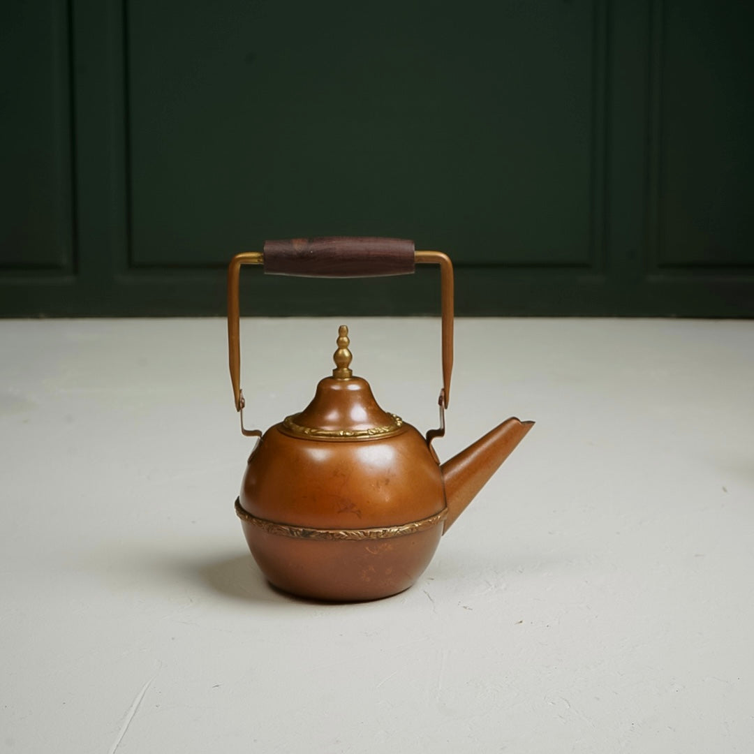 ابريق نحاس احمر