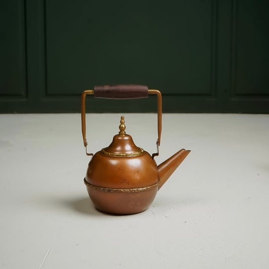 ابريق نحاس احمر