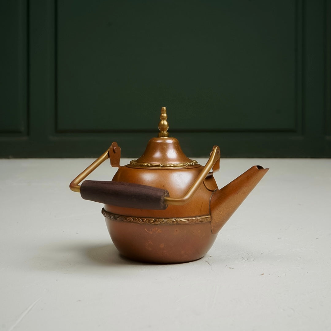 ابريق نحاس احمر