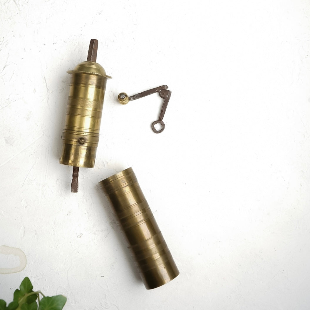 مطحنة قهوة نحاس صغيرة وسط