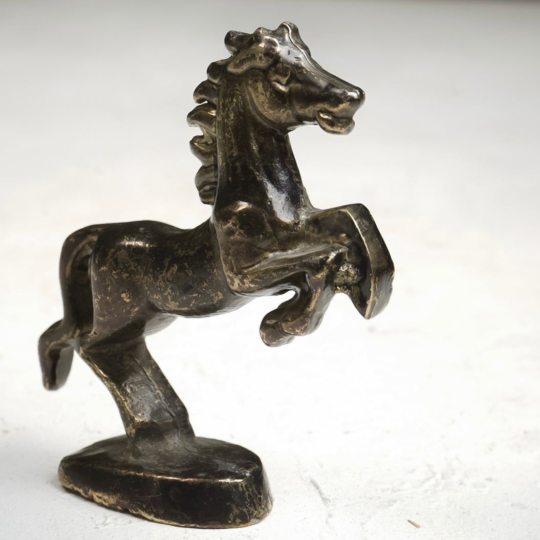 تمثال خيل